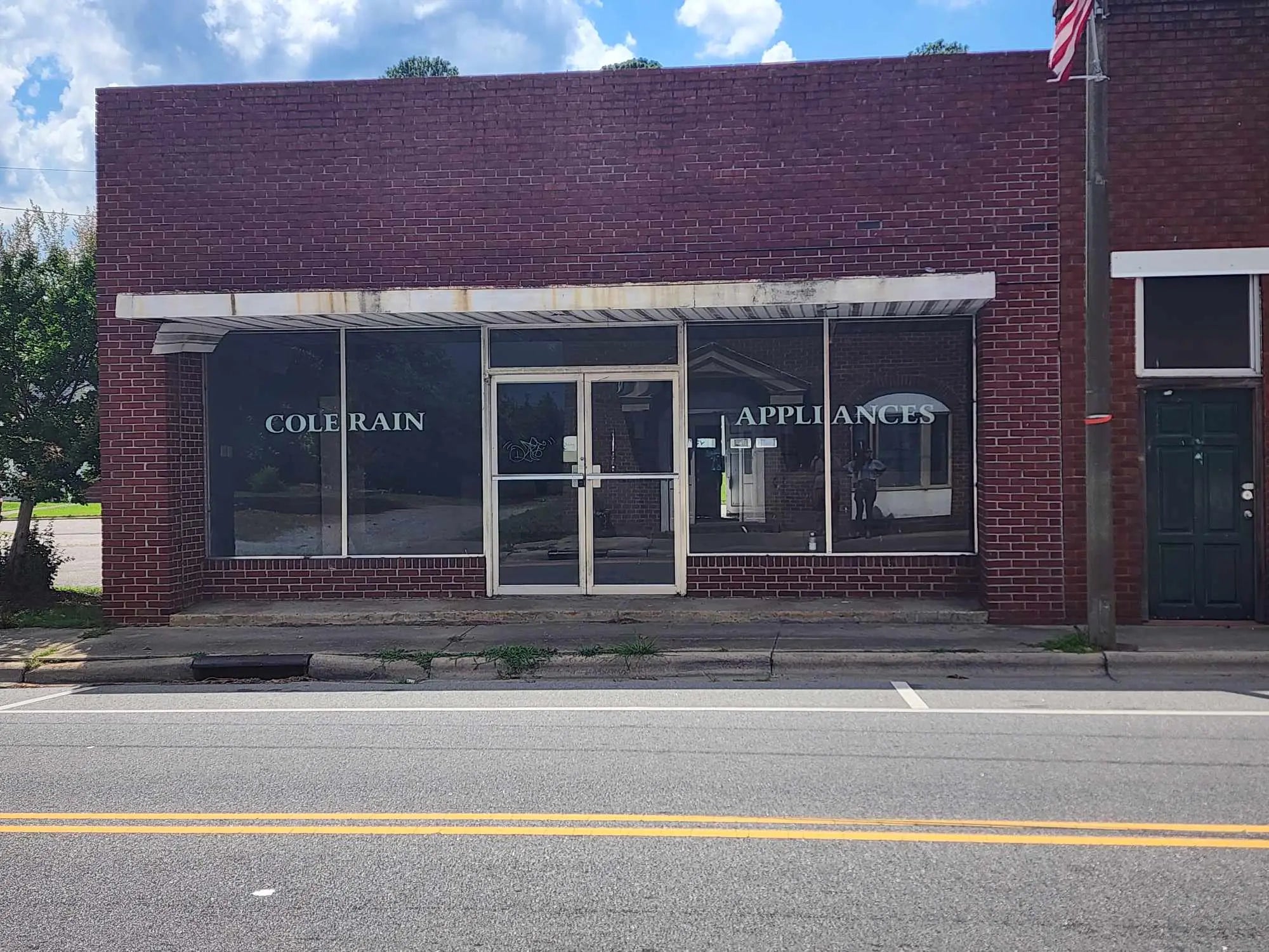 The former Colerain Appliance storefront at 124 South Main Street before it became Bertie County Seeds